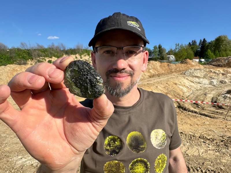 Plik:Moldavites (Besednice-mine Szymon Kozłowski)-1.jpg