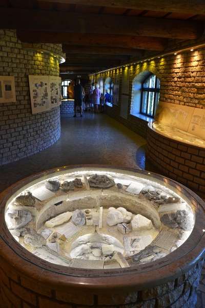 Plik:Kaali Muuseum (exhibition)-3.jpg