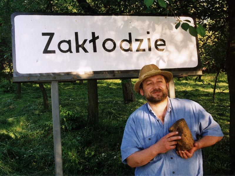 Plik:Zakłodzie (Stanisław Jachymek i jego znalezisko).jpg