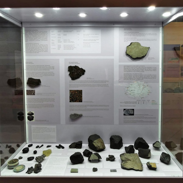Plik:Meteorites-1 (NHM Budapest) (Krzysztof Szopa).jpg