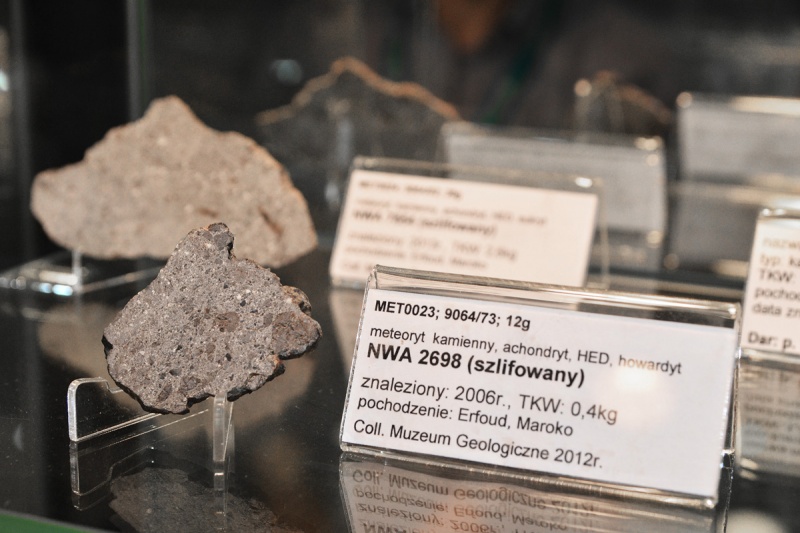 Plik:Meteoryty (Muzeum Geologiczne UŁ) 6.jpg